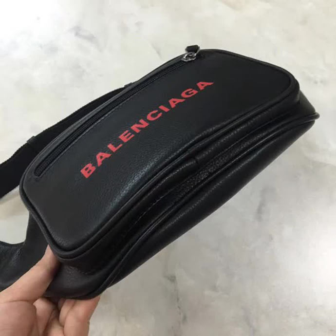 BALENCIAG巴黎世家 爆款 專櫃同步更新 斜挎胸包腰包 小牛皮材質 前面拉鏈口袋 簡約兩用包  BL1512